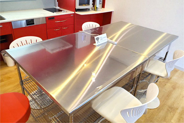 大きなステンレス製テーブルは沢山の食材や器具を置くことができるので、効率よく作業可能です
